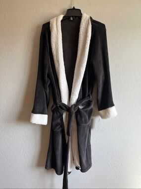 Dockers Charcoal Robe with White Sherpa Cuffs Size M